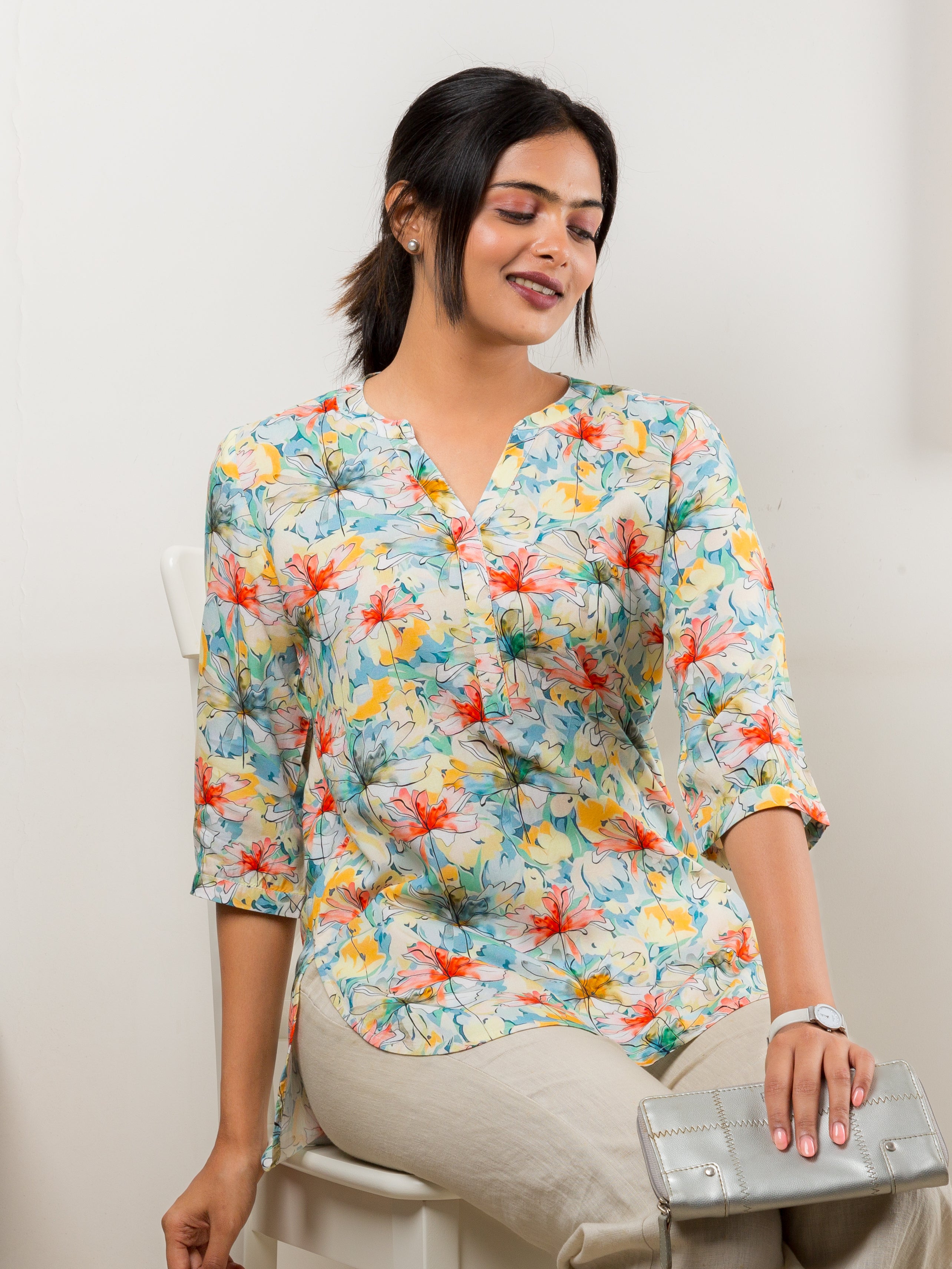 Women's Tunic in Multicolor Floral Print - Sitting
