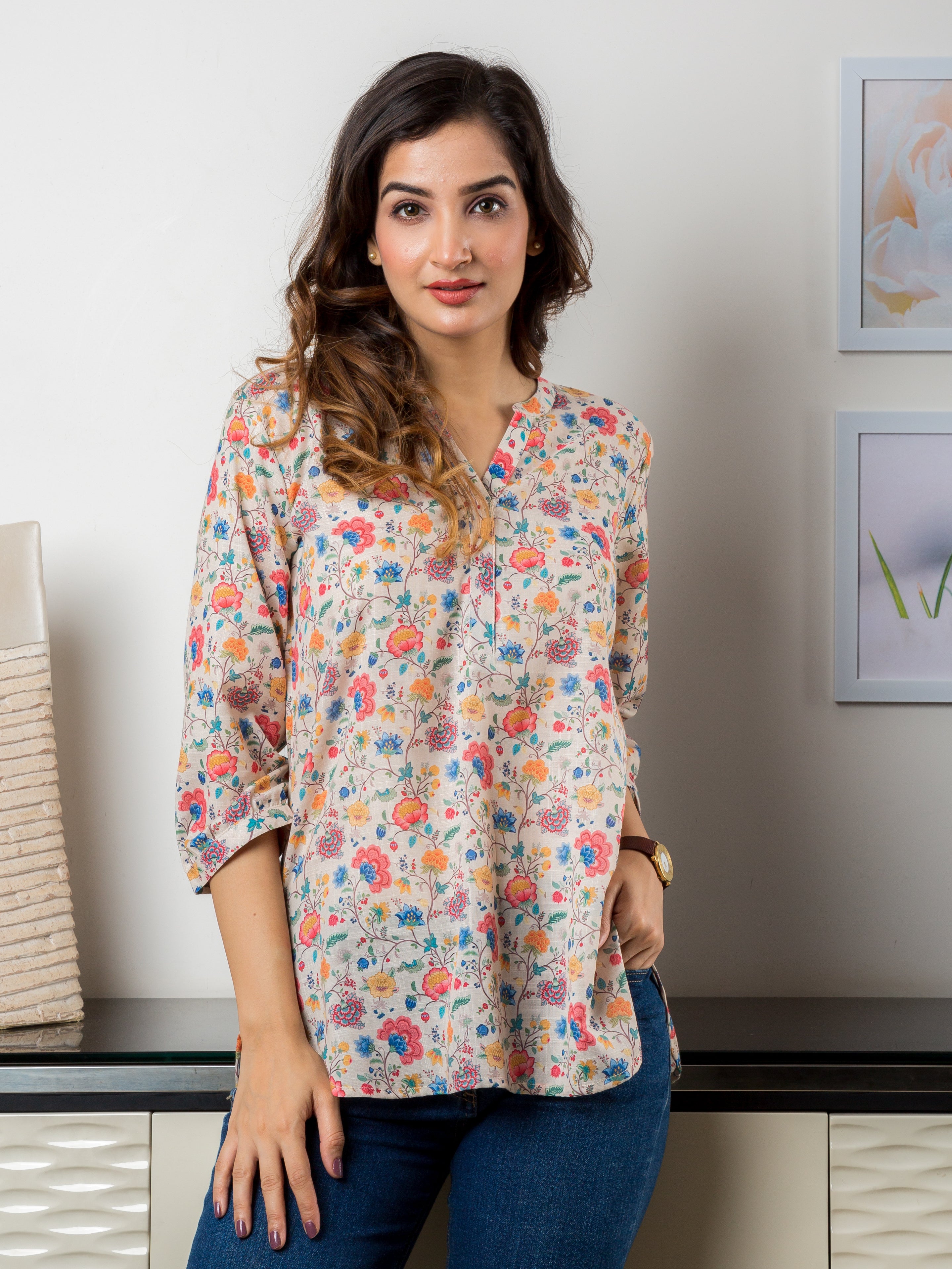 Women's Top in Multicolor Floral Print - Front 2