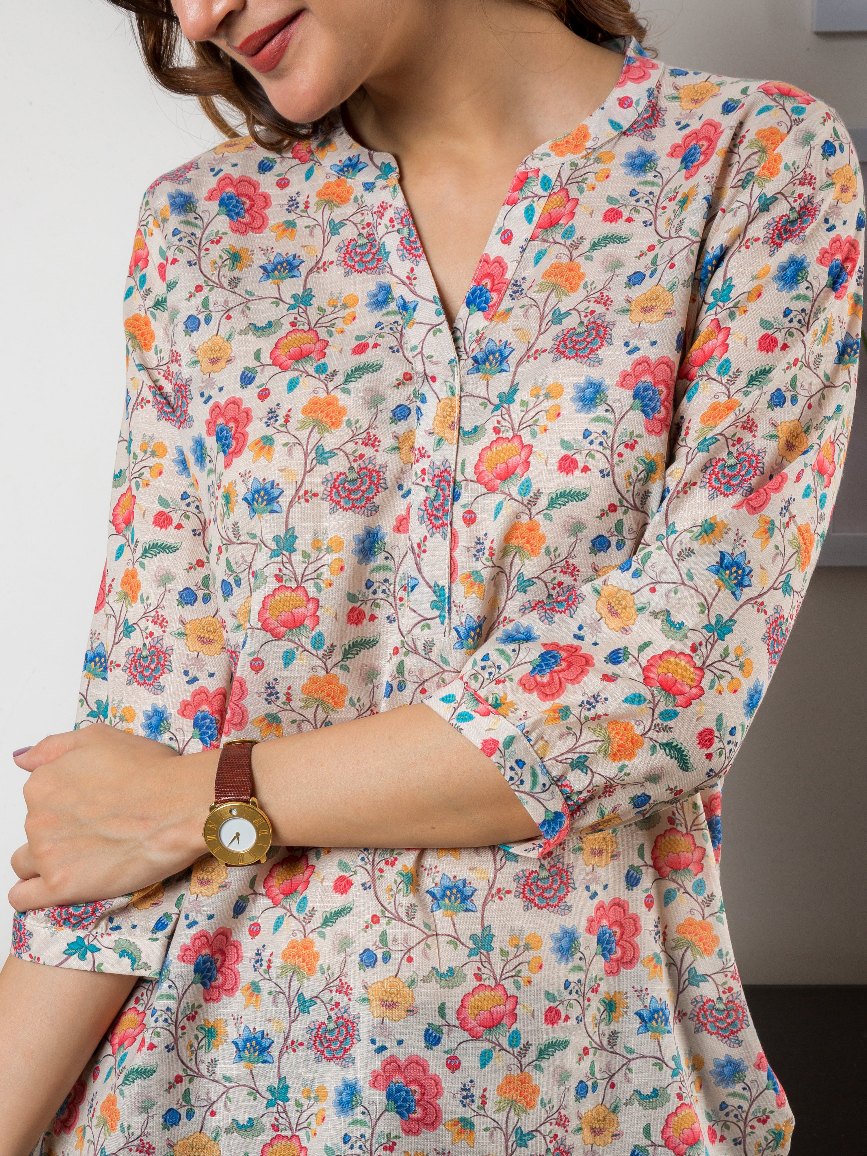 Women's Top in Multicolor Floral Print - Close Up