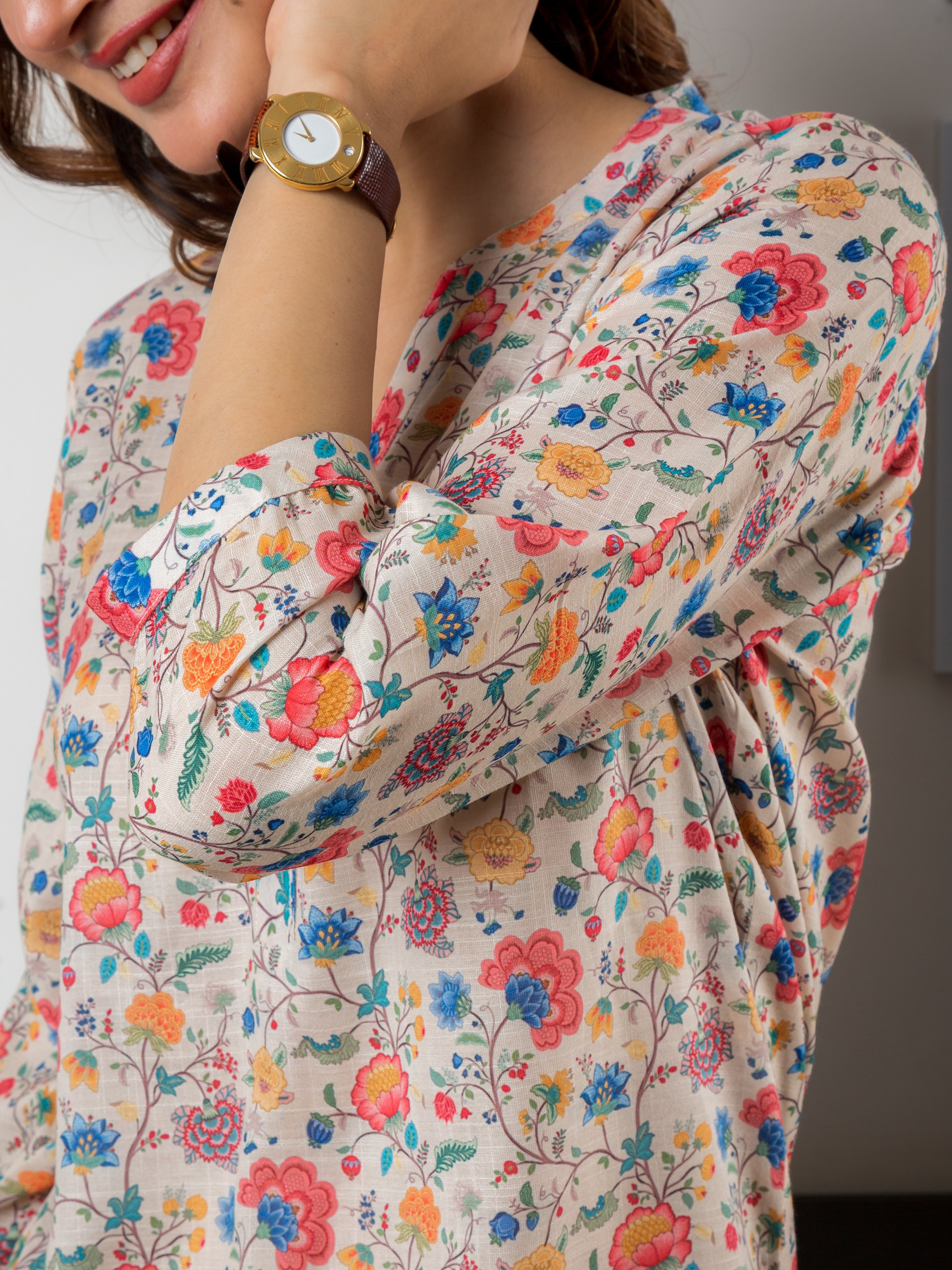 Women's Top in Multicolor Floral Print - Close Up 2